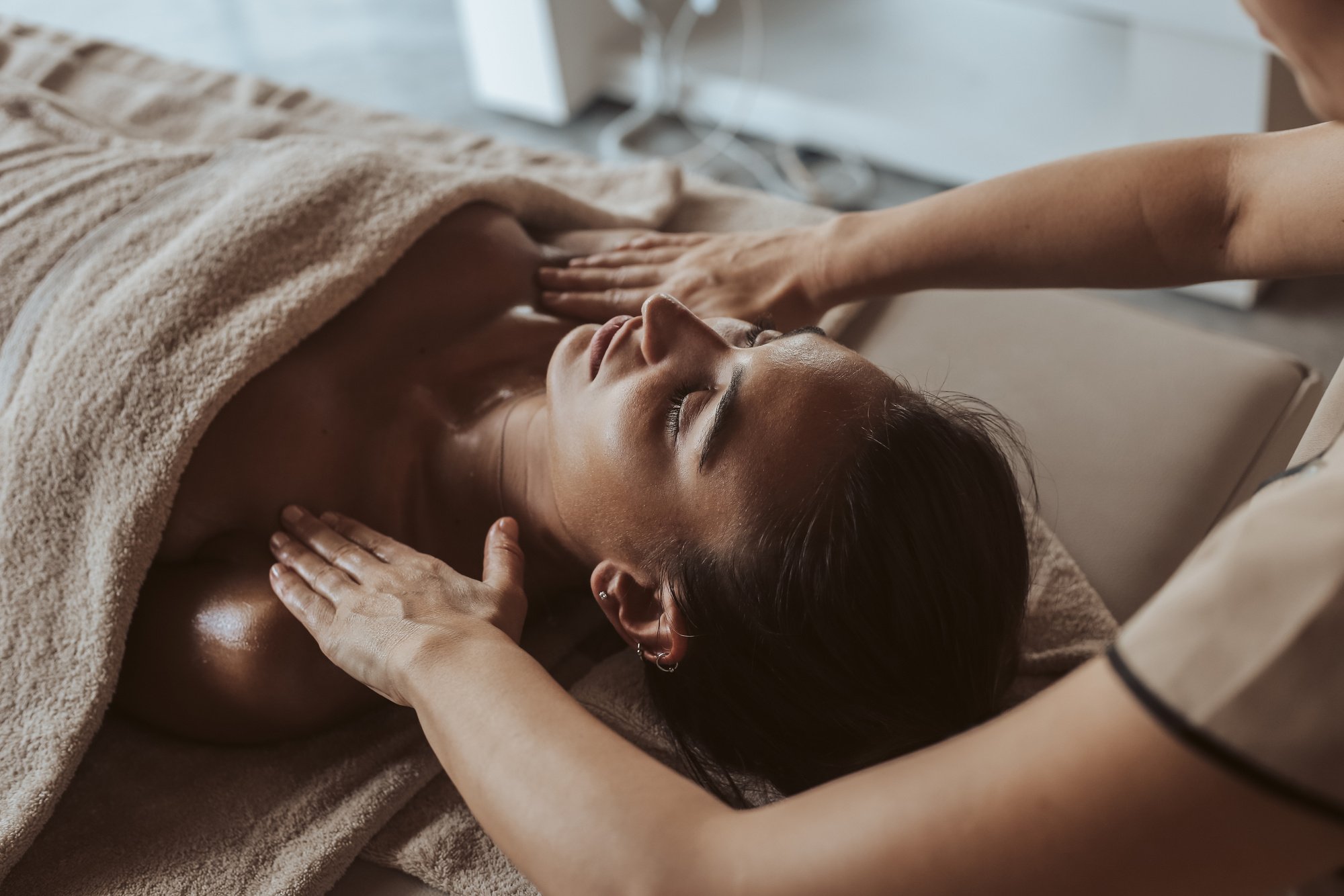 RMT (Registered Massage Therapist) massage therapy Lake Country BC. Headaches + back neck shoulder tension relief through modalities such as hot stones + fascial release techniques. Direct billing available. Online booking. Available for retreats.